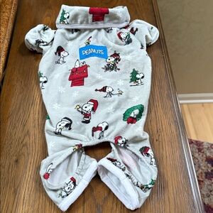 NWOT- Peanuts Festive Gray Dog Pajama Set. Size XS. Cute holiday Snoopy scenes.